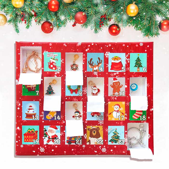 Adventski kalendar ima 24 prozorčića, a svaki ima privjesak koji možete staviti na svoju narukvicu!